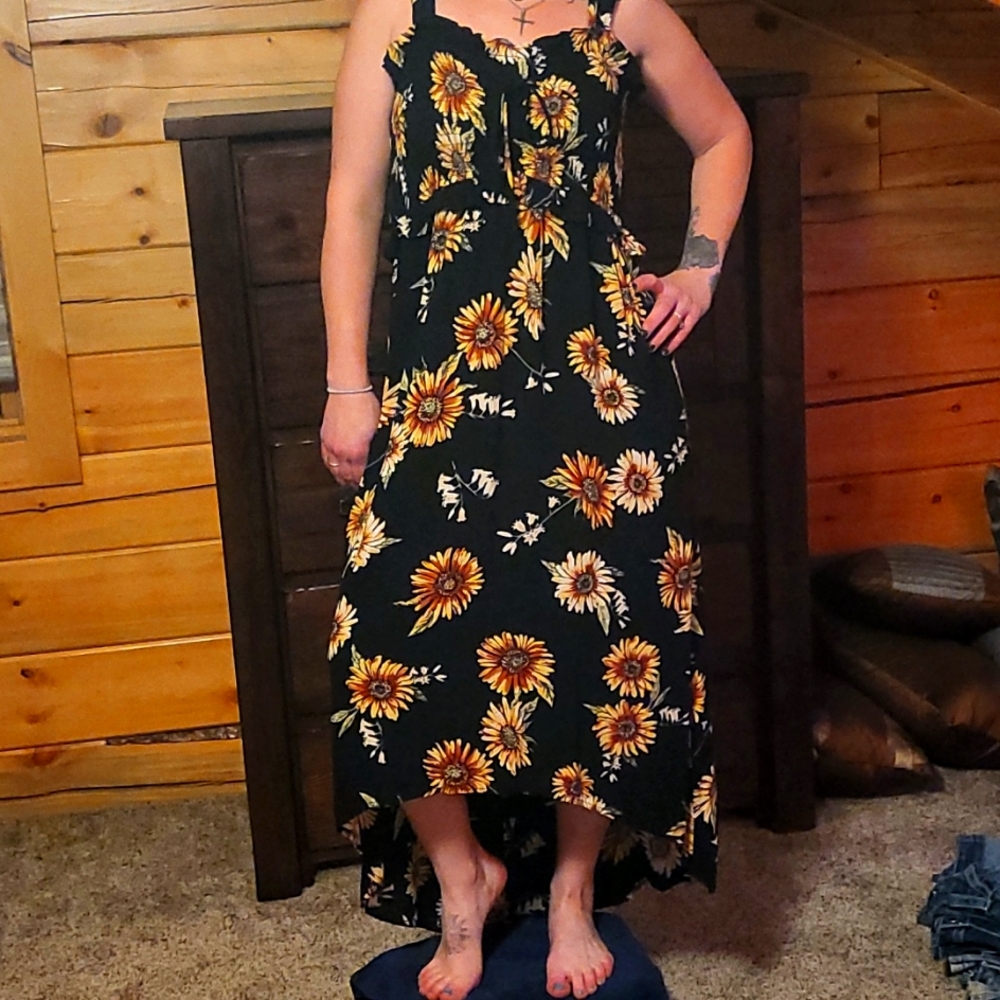 Airy Sunflower Dress. 🌻 Worn 1x. Has subtle ruffled straps around front /back.